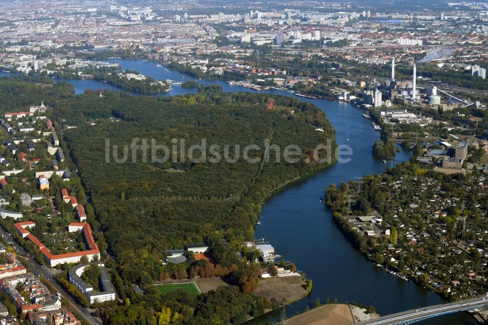 Luftbild Berlin - Waldgebiete Plänterwald am Ufer der Spree im Ortsteil Treptow in Berlin, Deutschland