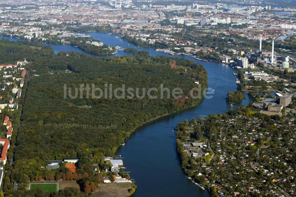 Berlin von oben - Waldgebiete Plänterwald am Ufer der Spree im Ortsteil Treptow in Berlin, Deutschland