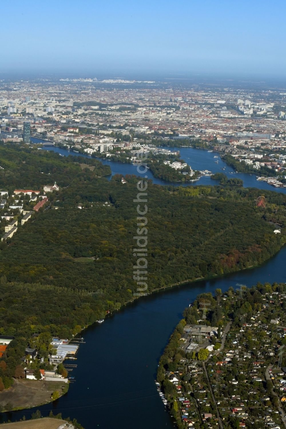 Berlin aus der Vogelperspektive: Waldgebiete Plänterwald am Ufer der Spree im Ortsteil Treptow in Berlin, Deutschland