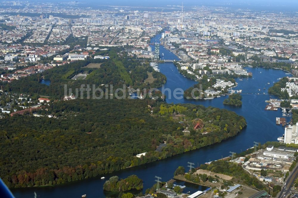 Luftaufnahme Berlin - Waldgebiete Plänterwald am Ufer der Spree im Ortsteil Treptow in Berlin, Deutschland