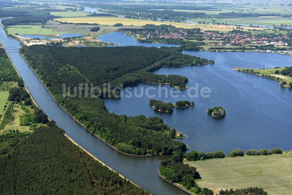 Burg von oben - Waldgebiete am Ufer des Niegripper Sees in Burg im Bundesland Sachsen-Anhalt