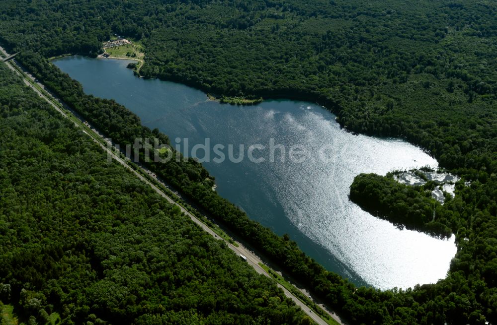 Luftaufnahme Opfingen - Waldgebiete am Ufer des Opfinger See in Opfingen im Bundesland Baden-Württemberg, Deutschland