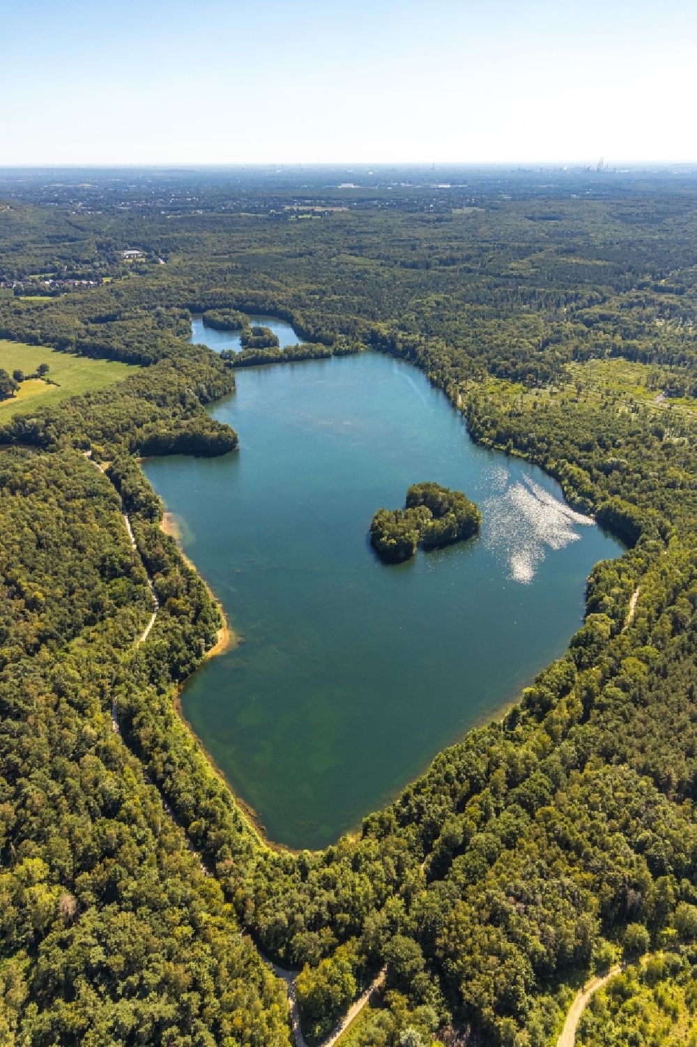Bottrop aus der Vogelperspektive: Waldgebiete am Ufer des See Heidesee in Bottrop im Bundesland Nordrhein-Westfalen, Deutschland