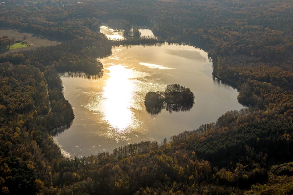 Bottrop von oben - Waldgebiete am Ufer des See Heidesee in Bottrop im Bundesland Nordrhein-Westfalen, Deutschland