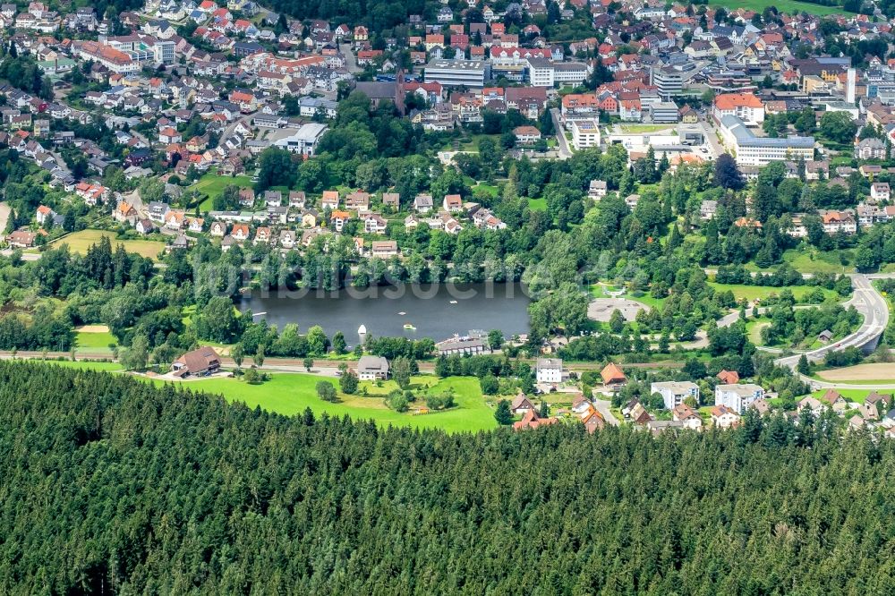 Luftaufnahme Sankt Georgen - Waldgebiete am Ufer des See KLosterweiher in Sankt Georgen im Bundesland Baden-Württemberg, Deutschland