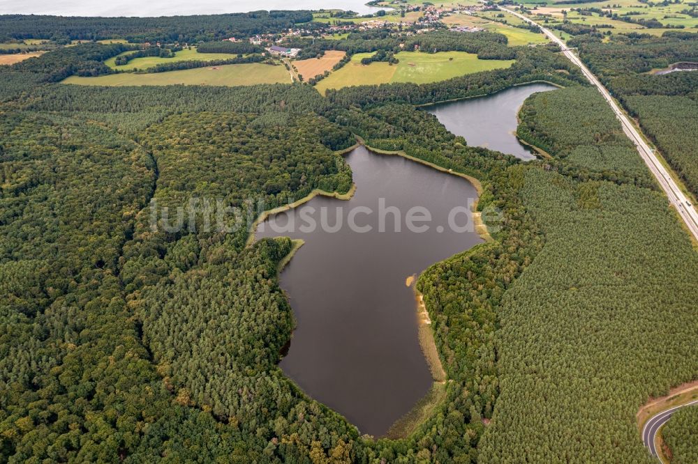 Althüttendorf von oben - Waldgebiete am Ufer des See Tiefer Bugsinsee in Althüttendorf im Bundesland Brandenburg, Deutschland