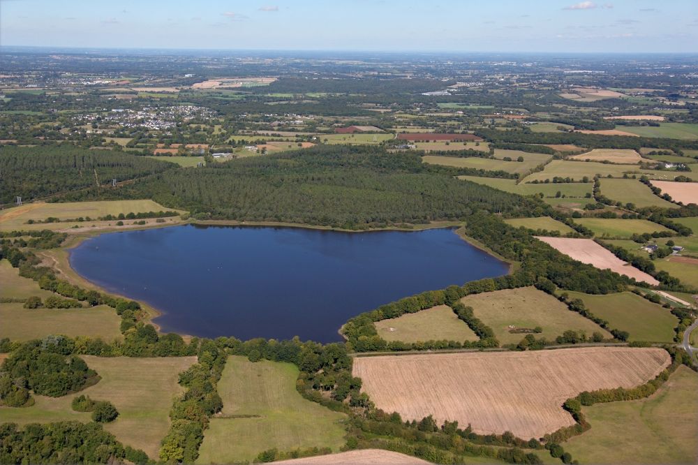 Luftaufnahme Saint Georges sur Loire - Waldgebiete am Ufer des Sees Etang de Chevigne in Saint Georges sur Loire in Pays de la Loire, Frankreich