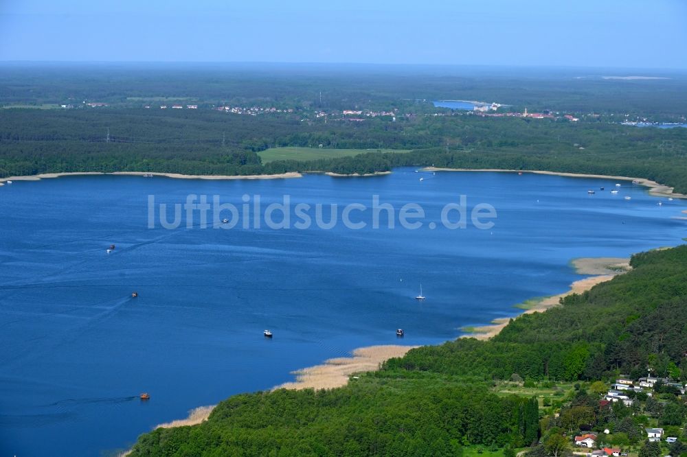 Himmelpfort von oben - Waldgebiete am Ufer des Sees Stolpsee in Zootzen im Bundesland Brandenburg, Deutschland