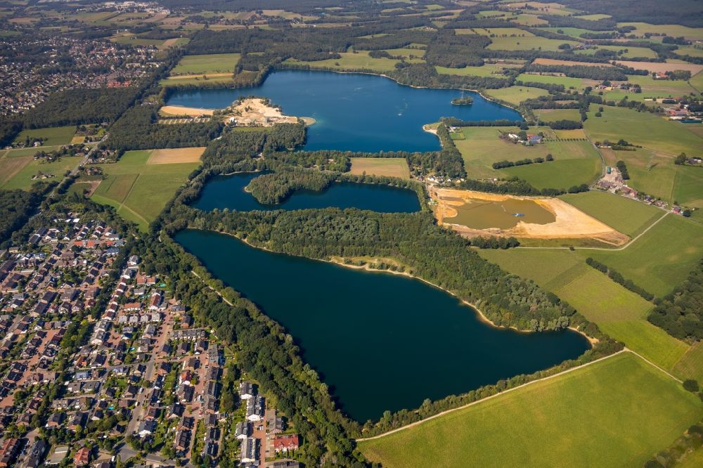 Luftaufnahme Hünxe - Waldgebiete am Ufer des Tenderingssee in Hünxe im Bundesland Nordrhein-Westfalen, Deutschland