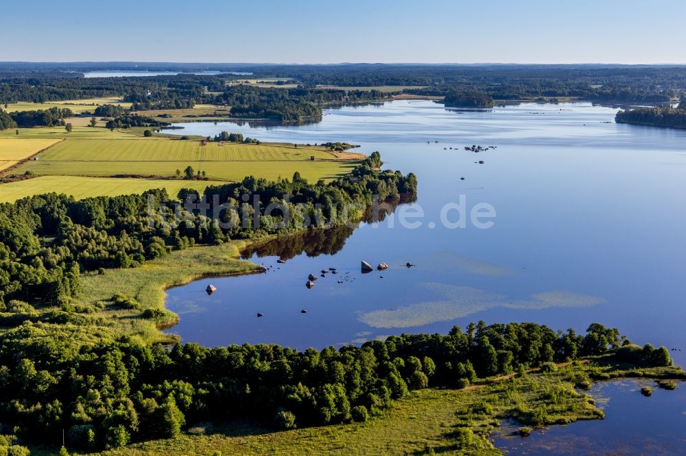 Hunna von oben - Waldgebiete an Uferbucht im moorfarbenen Åsnen-See bei Hunna in Småland in Kronobergs län, Schweden