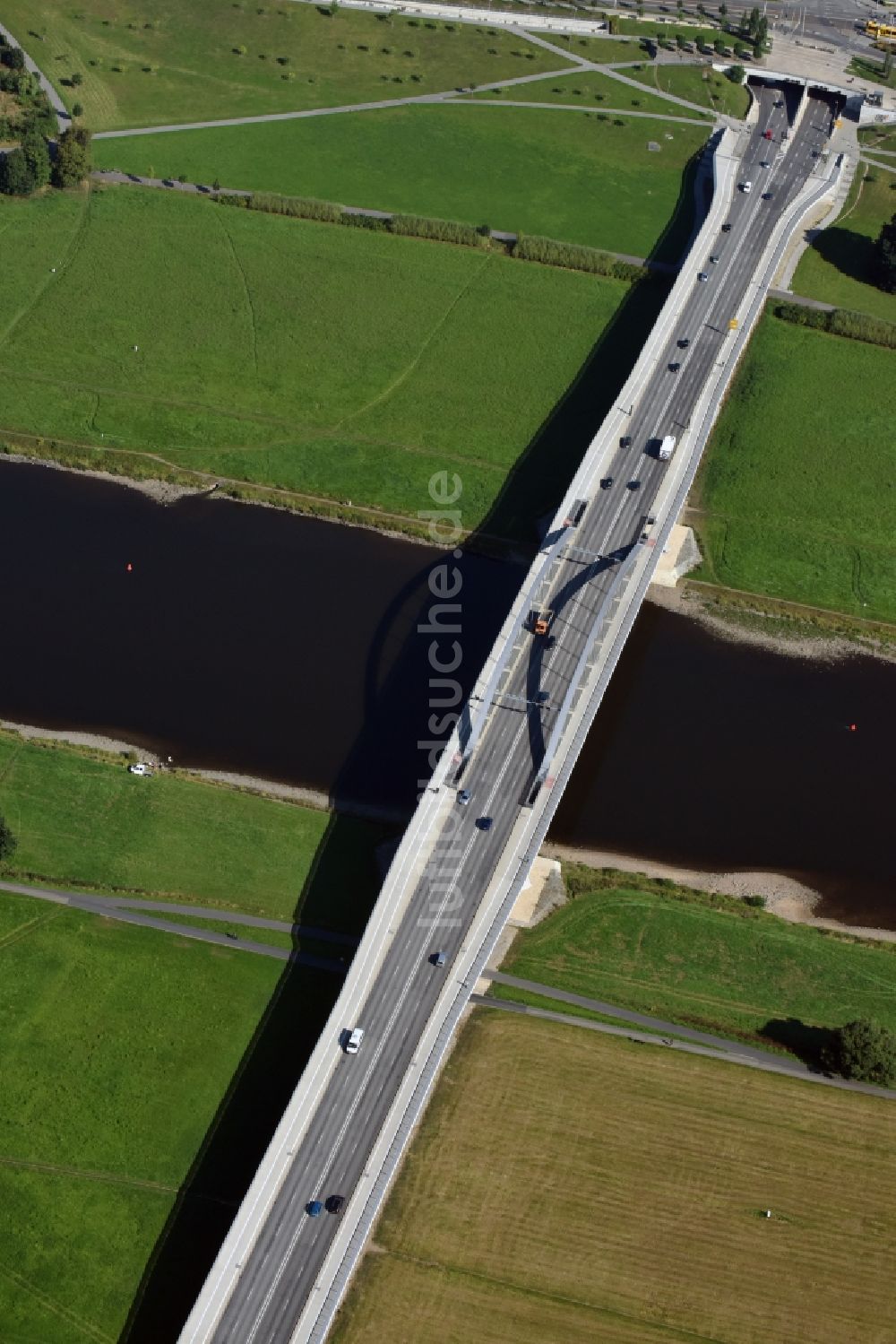 Luftaufnahme Dresden - Waldschlösschenbrücke am Elbeufer in Dresden im Bundesland Sachsen