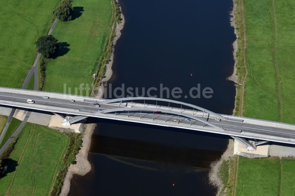 Luftaufnahme Dresden - Waldschlösschenbrücke am Elbeufer in Dresden im Bundesland Sachsen