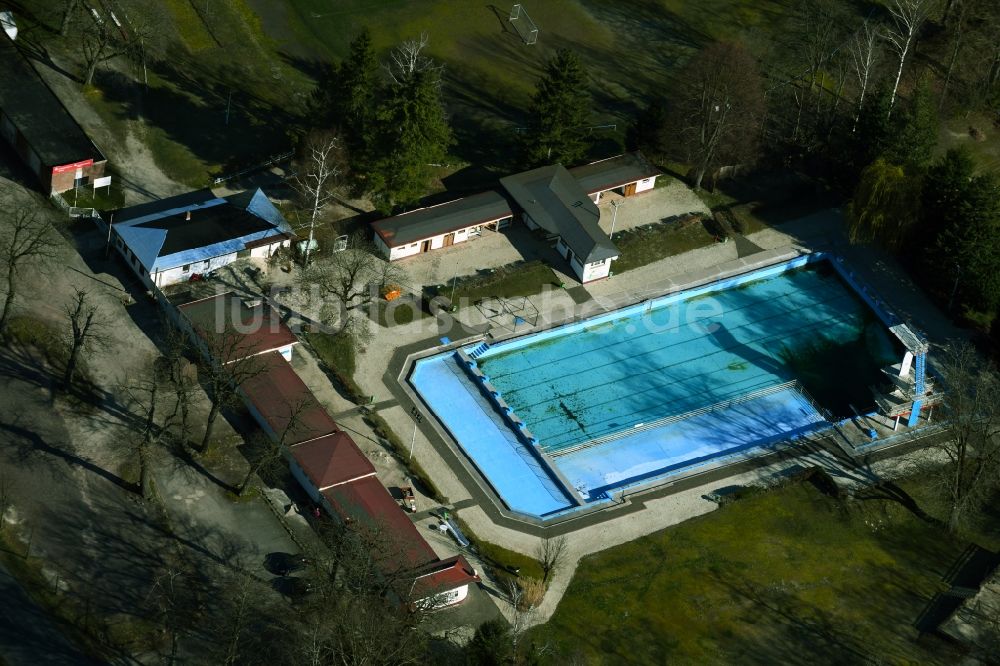 Luftaufnahme Friedrichroda - Waldschwimmbad am nordwestlichen Ortsrand von Friedrichroda im Bundesland Thüringen, Deutschland