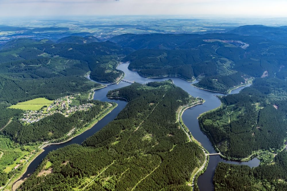 Luftaufnahme Schulenberg im Oberharz - Waldumgebenes Gelände des Okerstausee bei Schulenberg im Oberharz im Bundesland Niedersachsen