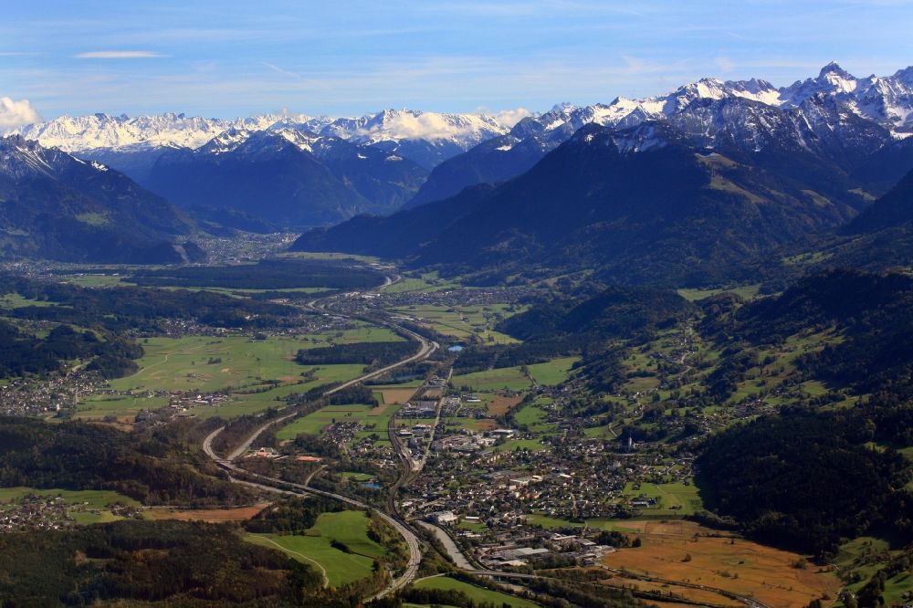 Frastanz von oben - Walgau mit Ortsansicht von Frastanz im Illtal in Vorarlberg, Österreich