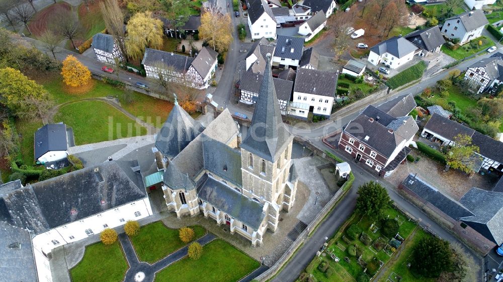 Hennef (Sieg) von oben - Wallfahrtskirche Zur schmerzhaften Mutter Gottes in Bödingen im Bundesland Nordrhein-Westfalen, Deutschland