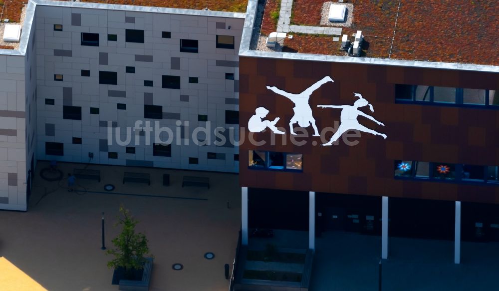 Leipzig von oben - Wandbild am Schulgebäude Schule Thonberg an der Curiestraße in Leipzig im Bundesland Sachsen, Deutschland