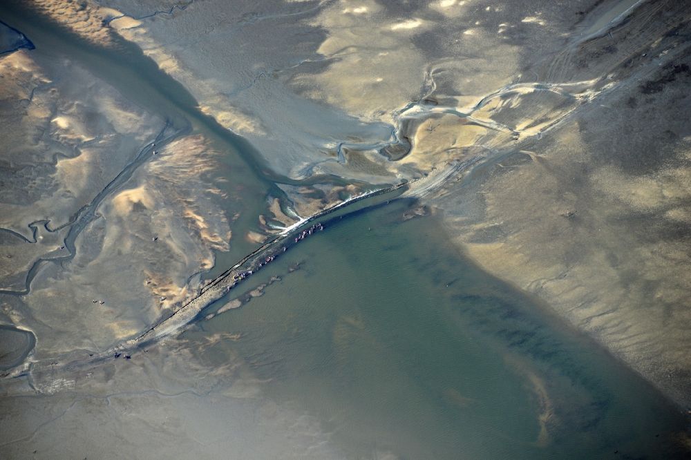 Luftbild Cuxhaven - Wanderer im Wattenmeer an der Nordsee- Küste bei Duhnen im Bundesland Niedersachsen
