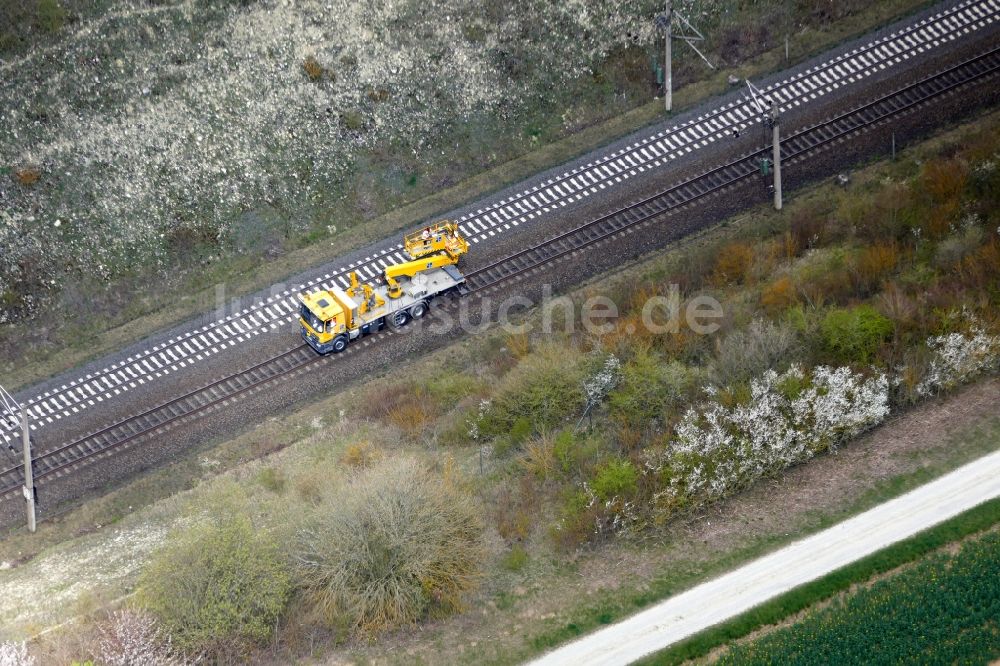 Jühnde von oben - Wartungsarbeiten an einem Schienen- Gleis- und Oberleitungsstrang im Streckennetz der Deutschen Bahn in Jühnde im Bundesland Niedersachsen, Deutschland