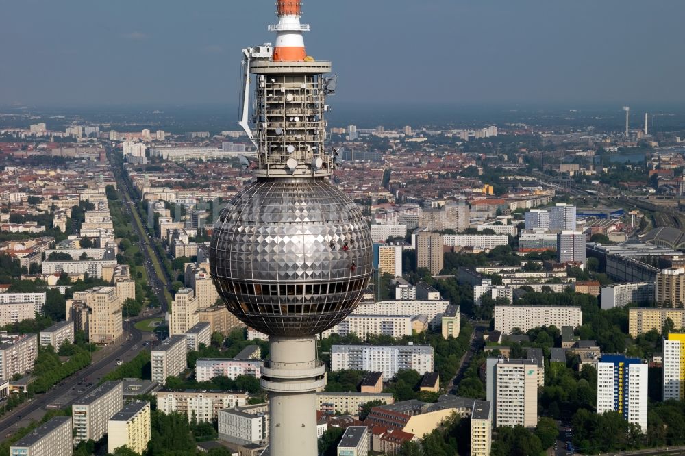 Luftaufnahme Berlin - Wartungsarbeiten am Fernsehturm im Ortsteil Mitte in Berlin, Deutschland