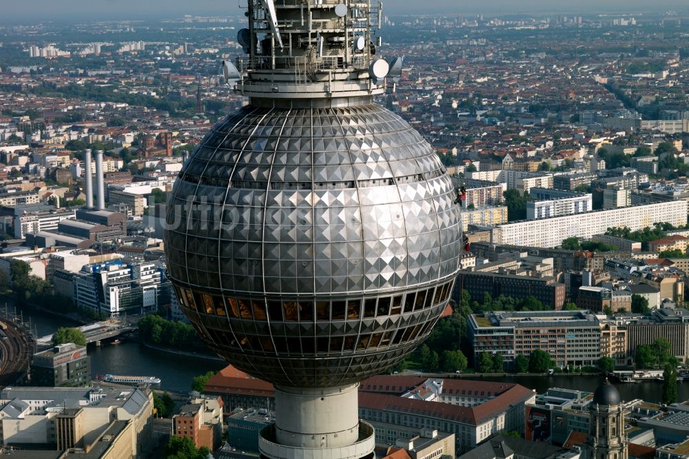 Berlin von oben - Wartungsarbeiten am Fernsehturm im Ortsteil Mitte in Berlin, Deutschland