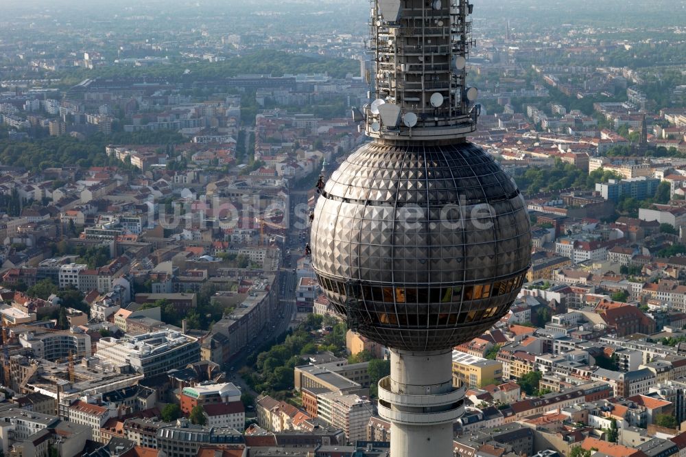 Berlin aus der Vogelperspektive: Wartungsarbeiten am Fernsehturm im Ortsteil Mitte in Berlin, Deutschland