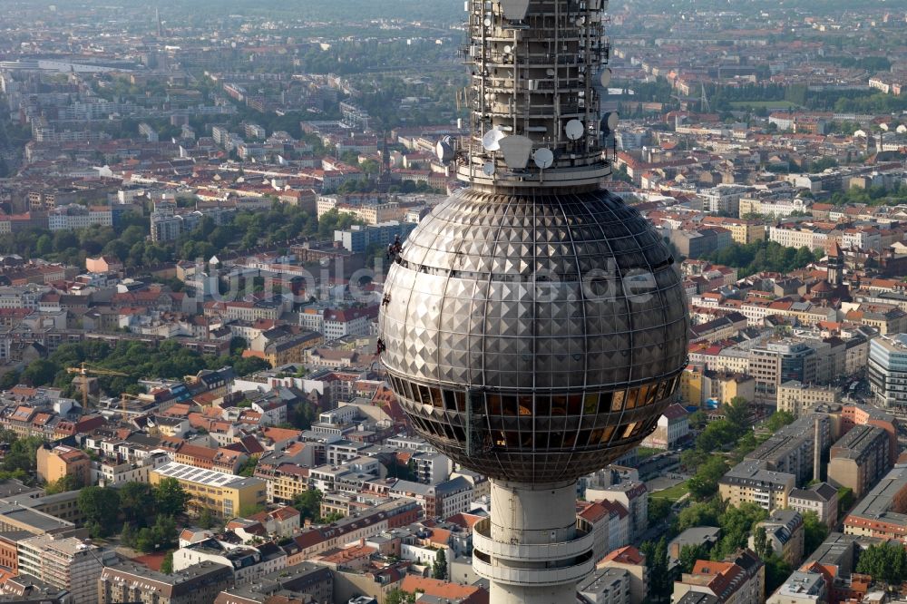 Luftbild Berlin - Wartungsarbeiten am Fernsehturm im Ortsteil Mitte in Berlin, Deutschland