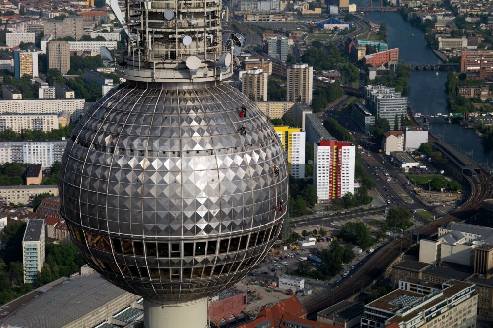 Luftaufnahme Berlin - Wartungsarbeiten am Fernsehturm im Ortsteil Mitte in Berlin, Deutschland