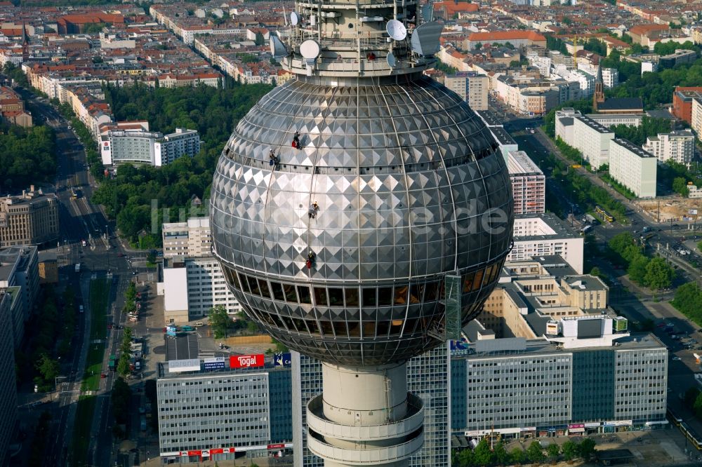 Berlin aus der Vogelperspektive: Wartungsarbeiten am Fernsehturm im Ortsteil Mitte in Berlin, Deutschland
