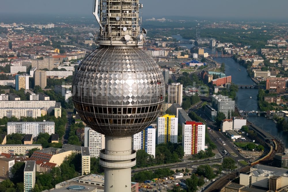 Luftbild Berlin - Wartungsarbeiten am Fernsehturm im Ortsteil Mitte in Berlin, Deutschland