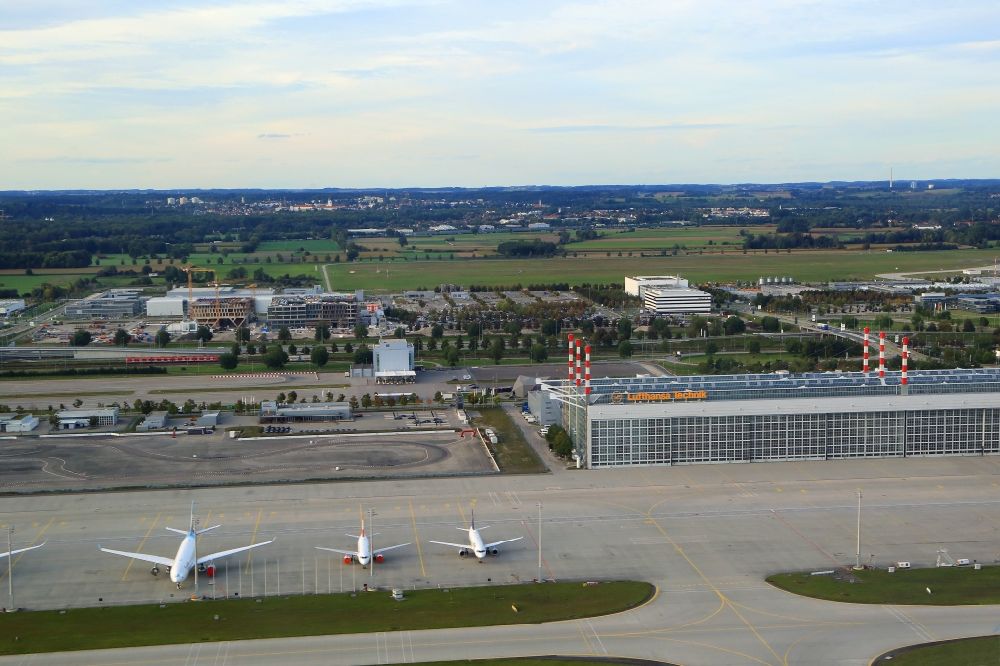 Luftbild München-Flughafen - Wartungshalle und geparkte Verkehrsflugzeuge auf dem Gelände des Flughafens in München im Bundesland Bayern, Deutschland