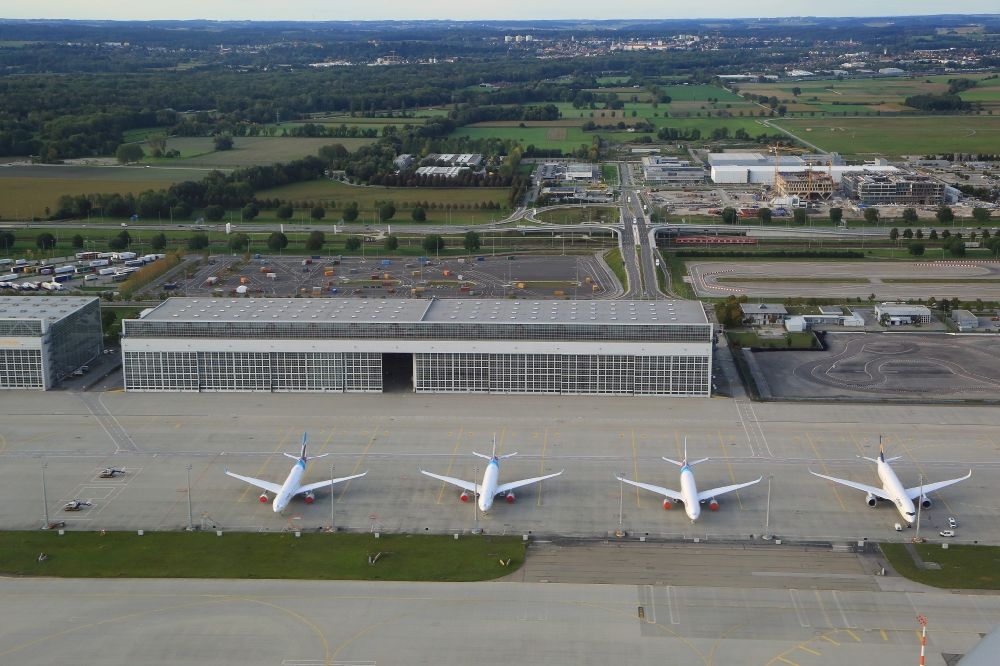 Luftaufnahme München-Flughafen - Wartungshalle und geparkte Verkehrsflugzeuge auf dem Gelände des Flughafens in München im Bundesland Bayern, Deutschland
