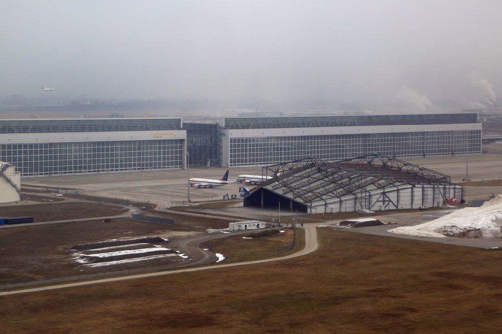Luftaufnahme München-Flughafen - Wartungshalle und Lärmschutzhalle auf dem Gelände des Flughafen in München im Bundesland Bayern, Deutschland