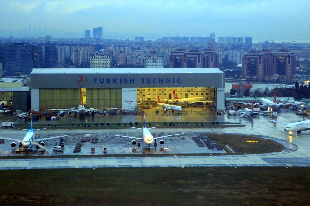 Istanbul von oben - Wartungshallen auf dem Gelände des Flughafen in Istanbul in Türkei