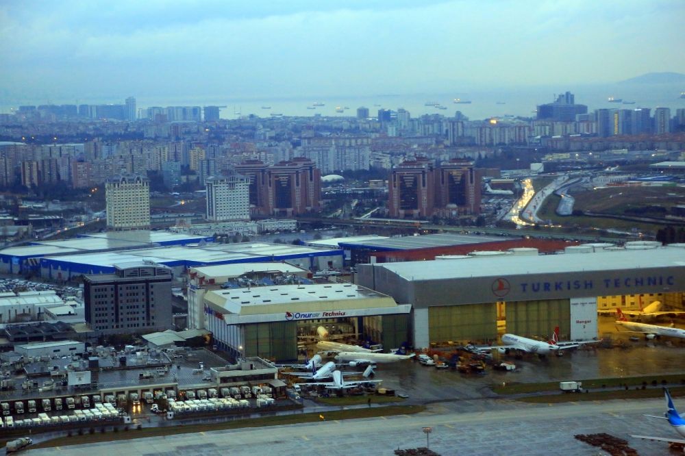 Luftbild Istanbul - Wartungshallen auf dem Gelände des Flughafen in Istanbul in Türkei