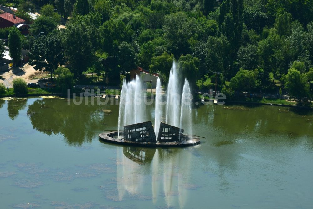 Bukarest aus der Vogelperspektive: Wasser- Fontaine am Springbrunnen im See Lacul Plumboita im Stadtzentrum der Hauptstadt Bukarest in Rumänien