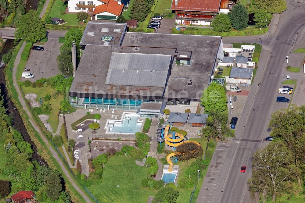 Luftaufnahme Bad Wiessee - Wasser- Rutsche und Schwimmbecken des Freibades und Hallenbades Badepark in Bad Wiessee im Bundesland Bayern, Deutschland