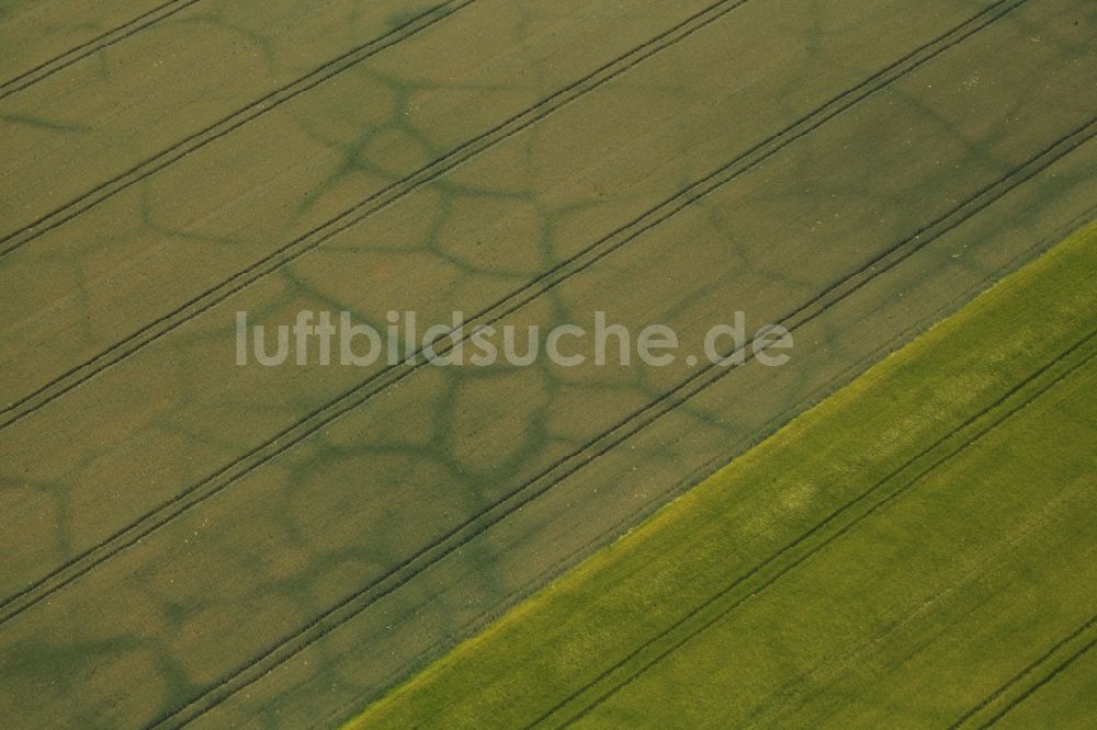 Karsdorf von oben - Wasserader - Verlauf auf landwirtschaftlichen Feldern in Karsdorf im Bundesland Sachsen-Anhalt, Deutschland
