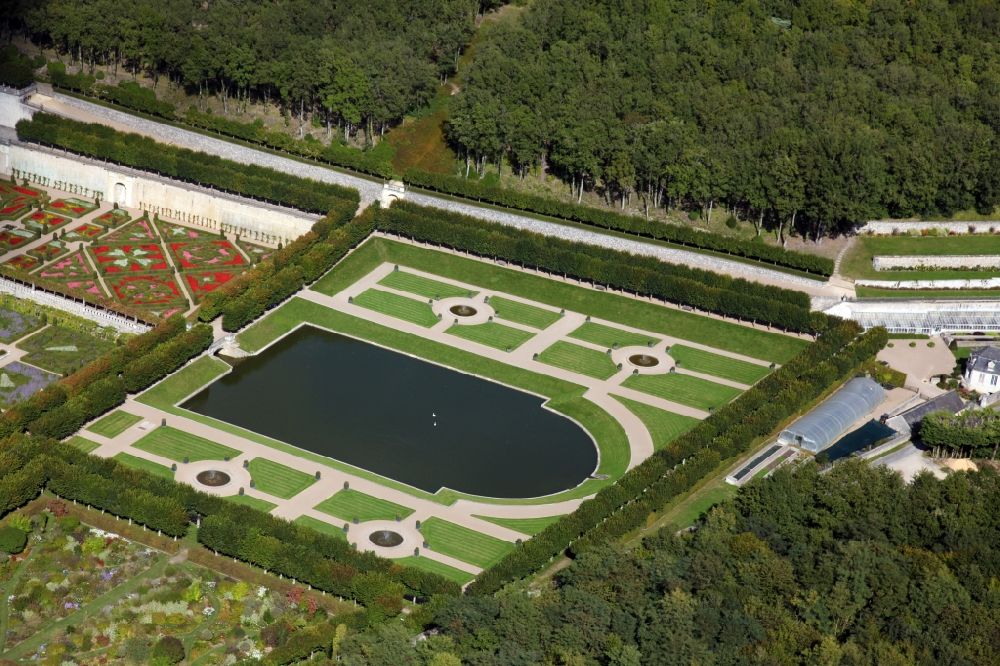 Villandry aus der Vogelperspektive: Wasserbecken bei Schloss Chateau Villandry in Villandry in Centre-Val de Loire, Frankreich