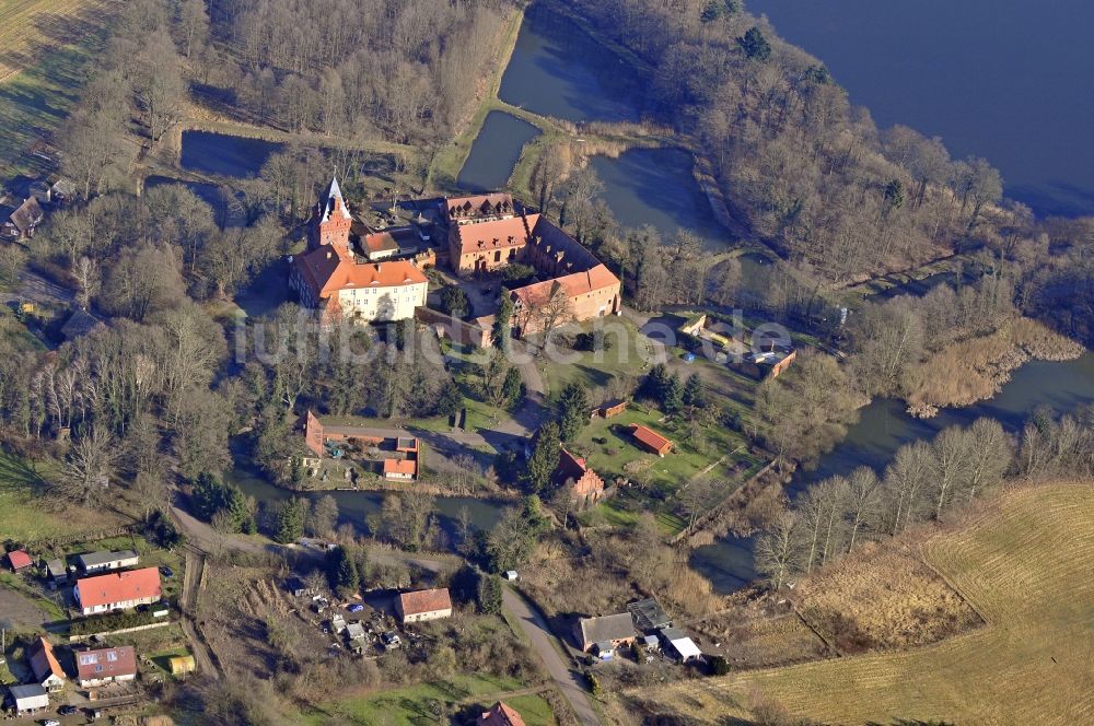 Luftaufnahme Plattenburg - Wasserburganlage an den Fischteichen der Plattenburg im Bundesland Brandenburg