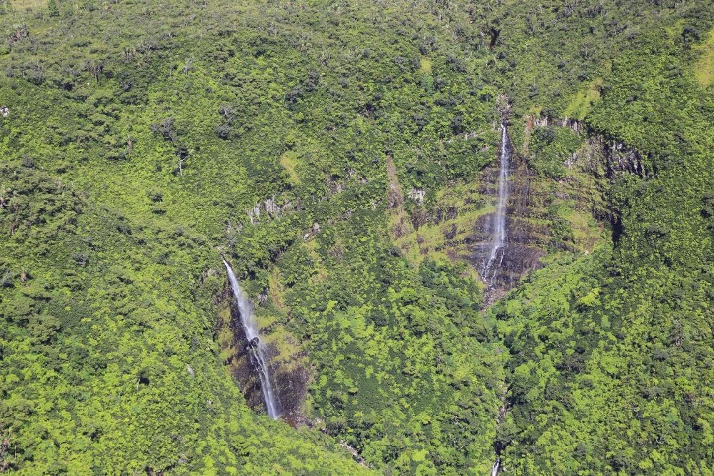 Luftbild Le Petrien - Wasserfälle im Black River Gorges National Park auf der Insel Mauritius
