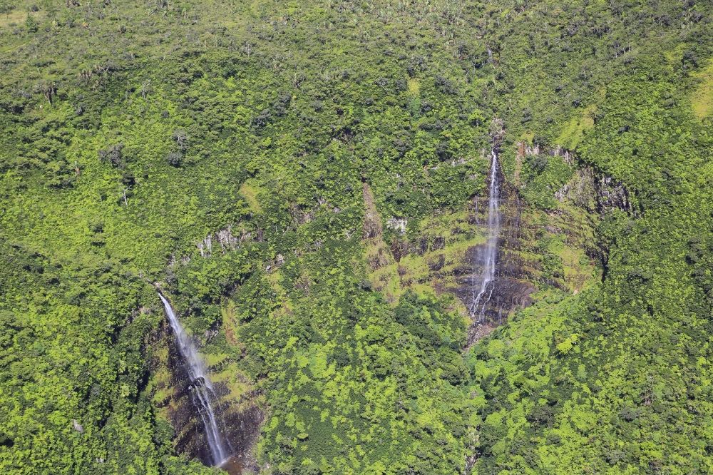 Luftaufnahme Le Petrien - Wasserfälle im Black River Gorges National Park auf der Insel Mauritius