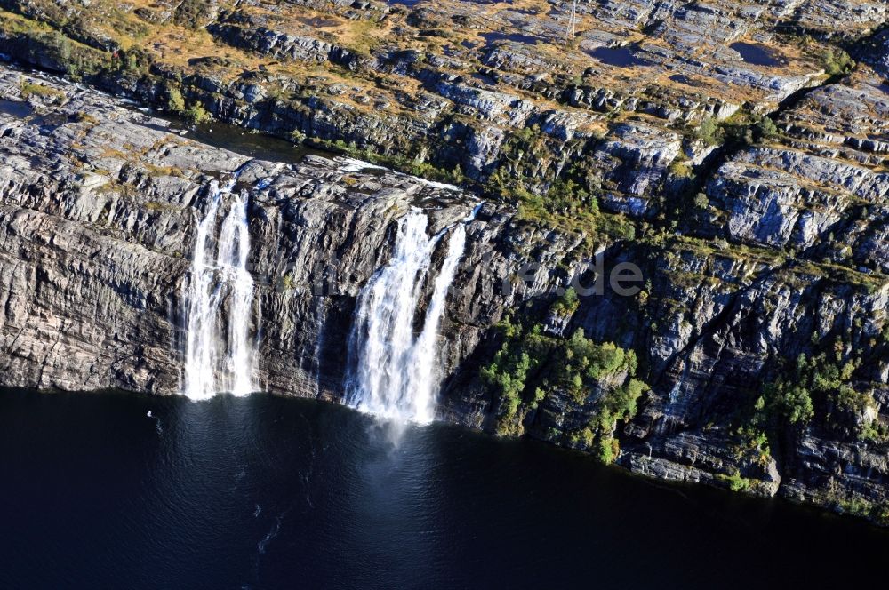 Steinhushaugen aus der Vogelperspektive: Wasserfälle am See Kvitingsvatnet bei Steinhushaugen in der Provinz Hordaland in Norwegen