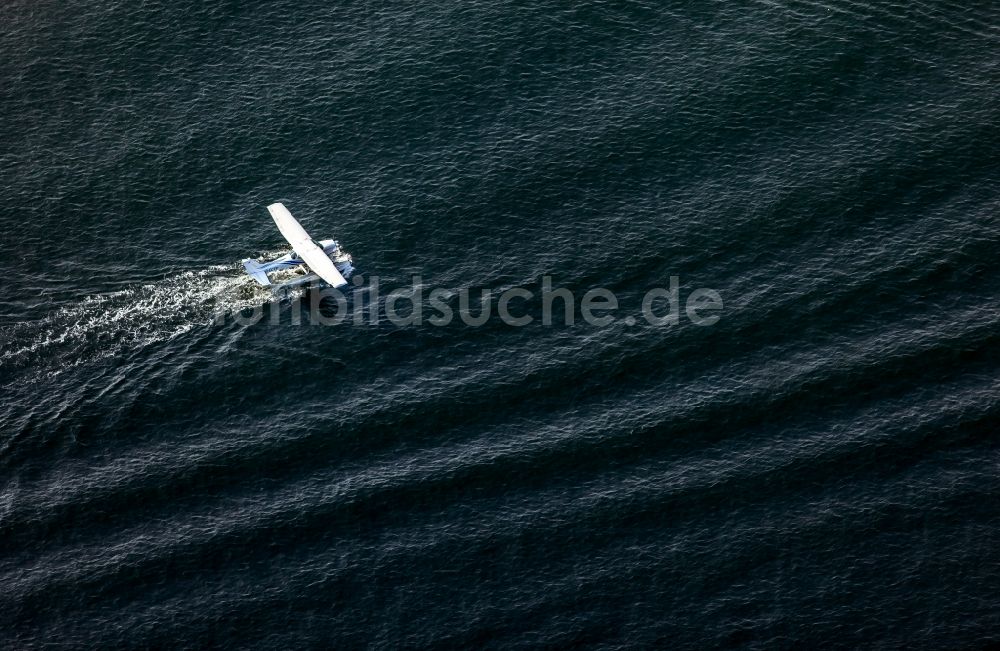 Flensburg aus der Vogelperspektive: Wasserflugzeug beim Start auf der Flensburger Förde im Bundesland Schleswig-Holstein, Deutschland