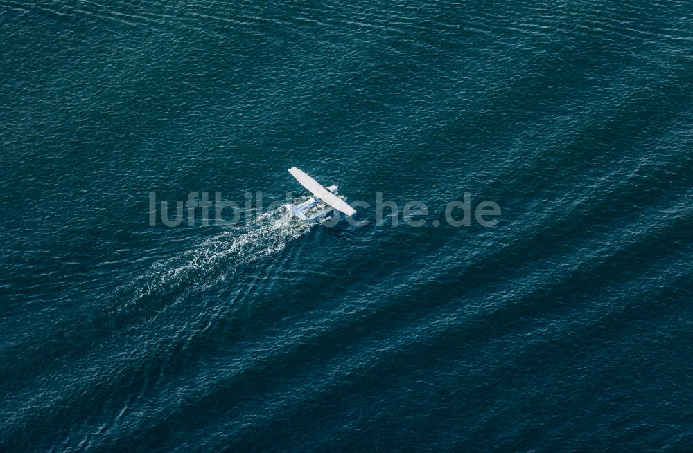 Luftbild Flensburg - Wasserflugzeug beim Start auf der Flensburger Förde im Bundesland Schleswig-Holstein, Deutschland