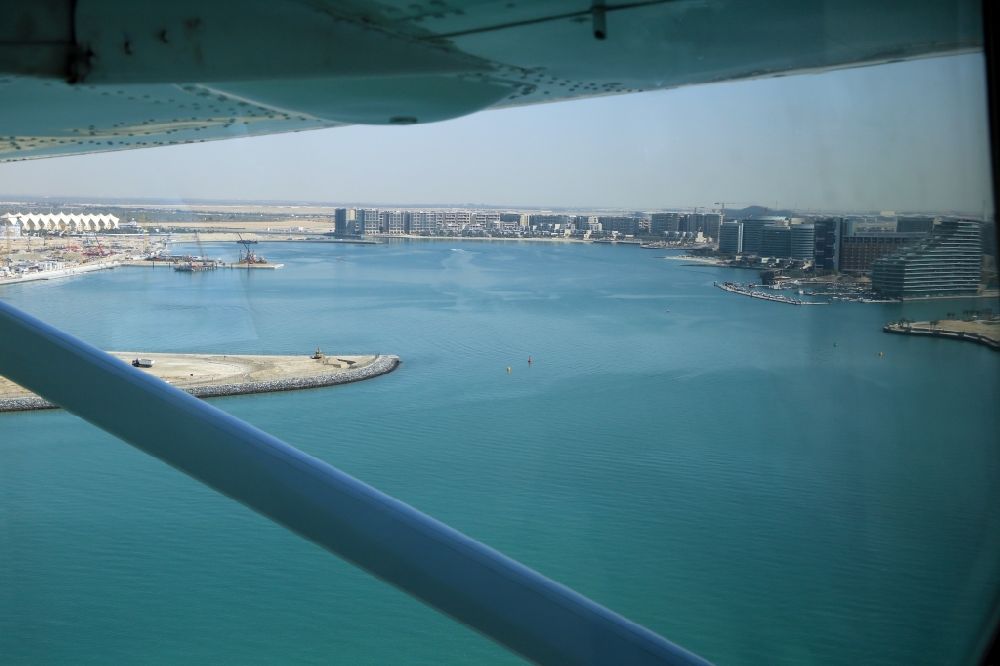 Luftbild Abu Dhabi - Wasserflugzeug Cessna Caravan im Landeanflug zur Landung auf dem Wasser - Flughafen Yas Island in Abu Dhabi in Vereinigte Arabische Emirate