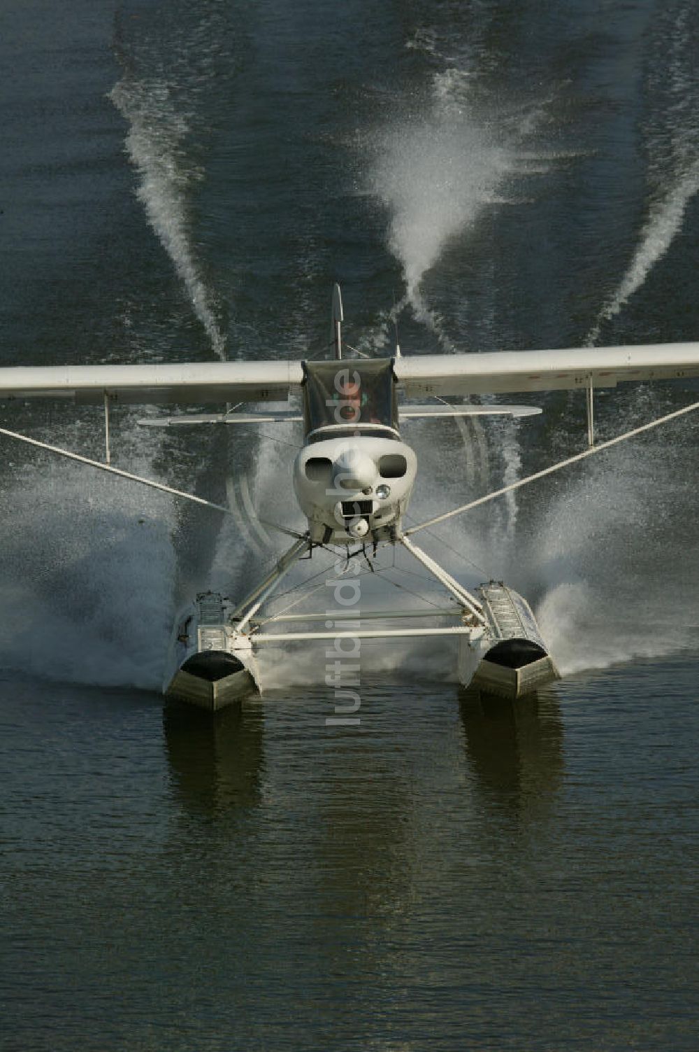 Luftbild Föhren - Wasserflugzeug Piper PA-18 Super Cub auf der Mosel bei Föhren
