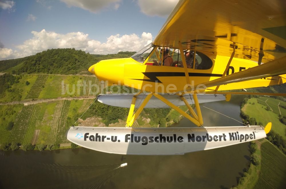 Zeltingen-Rachtig von oben - Wasserflugzeug Piper PA-18 Super Cub auf der Mosel in Zeltingen im Bundesland Rheinland-Pfalz