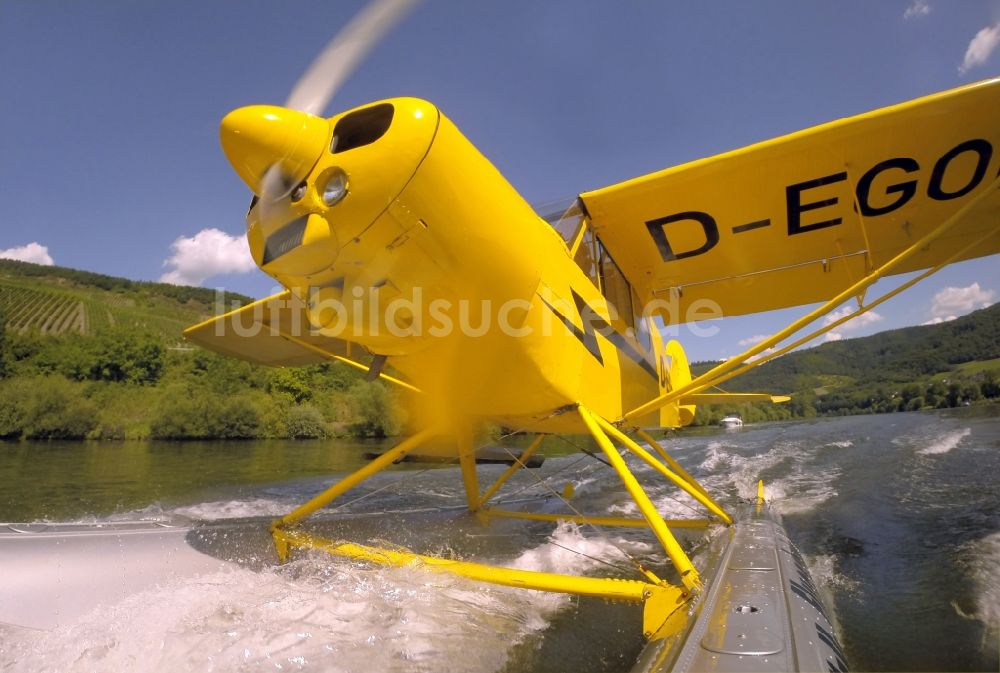 Zeltingen-Rachtig von oben - Wasserflugzeug Piper PA-18 Super Cub auf der Mosel in Zeltingen im Bundesland Rheinland-Pfalz