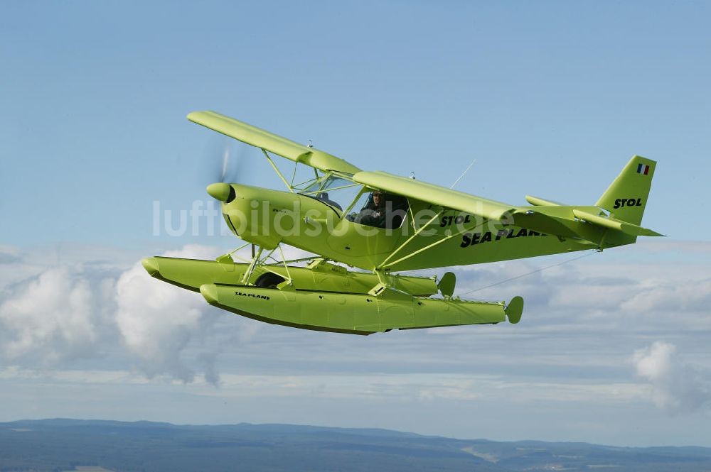 Lissabon aus der Vogelperspektive: Wasserflugzeug Zenith STOL CH 701 D über Lissabon / Portugal